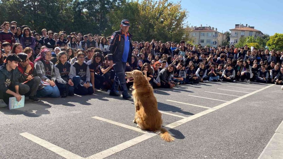 Liseli Öğrencilere Deprem Anı Ve Tahliye Tatbikatı