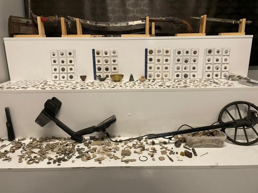 Operasyonda Tarihi Eser Fışkırdı