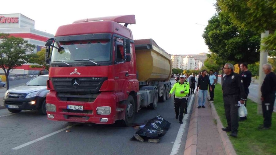 Tırın Çarptığı Şahıs Hayatını Kaybetti