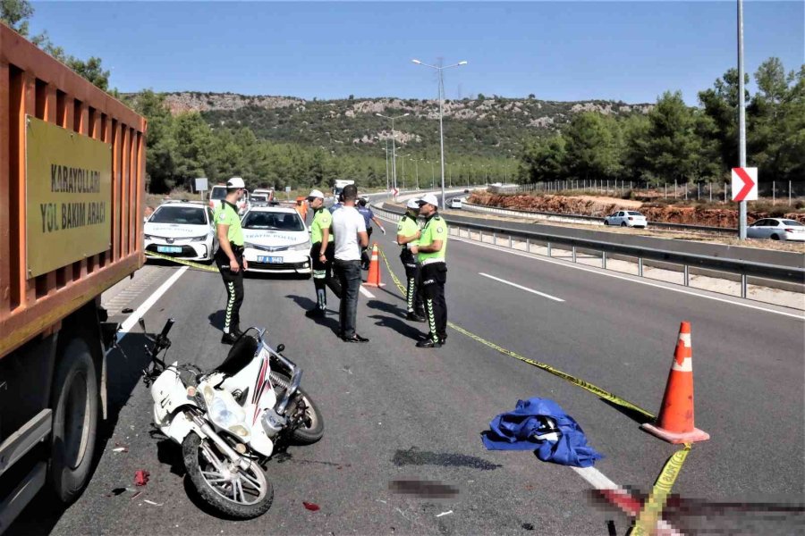 Karayolunda Temizlik Yapan Kamyona Arkadan Çarpan Genç Kadın Hayatını Kaybetti