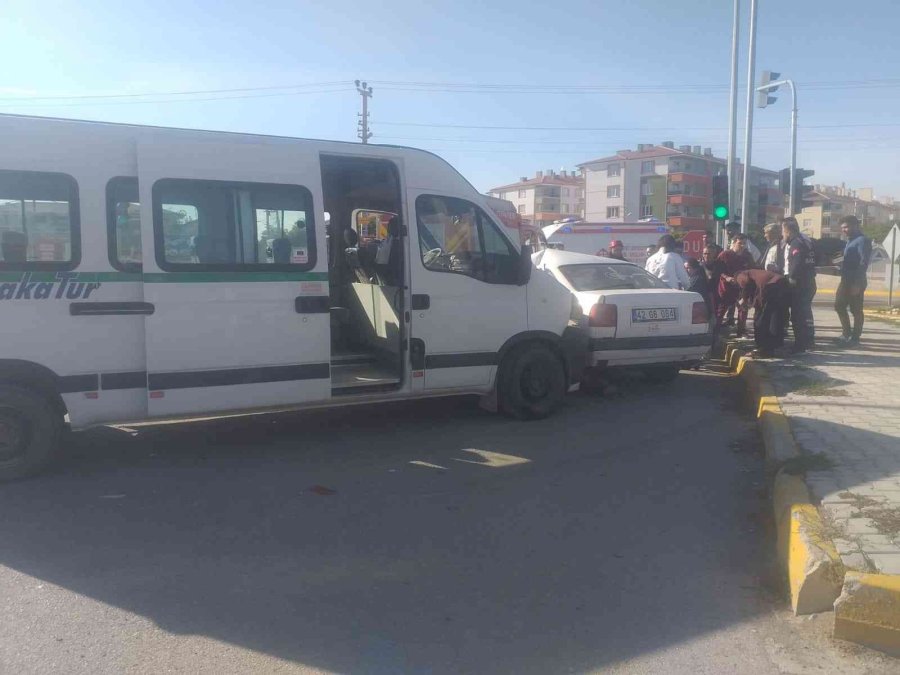 Konya’da Servis Minibüsü İle Otomobil Çarpıştı: 2 Yaralı