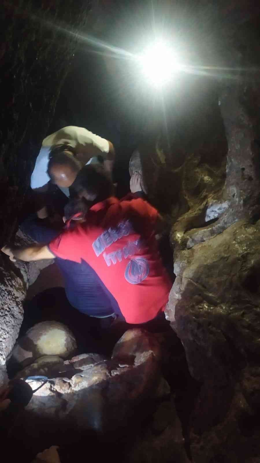 Eshab-ı Kehf Mağarasında Sıkışan Kişiyi İtfaiye Ekibi Kurtardı