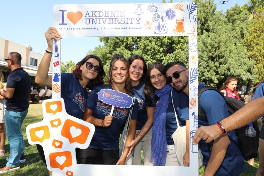 Rektör Prof. Dr. Özlenen Özkan, Yabancı Öğrencilerle Fidan Dikti