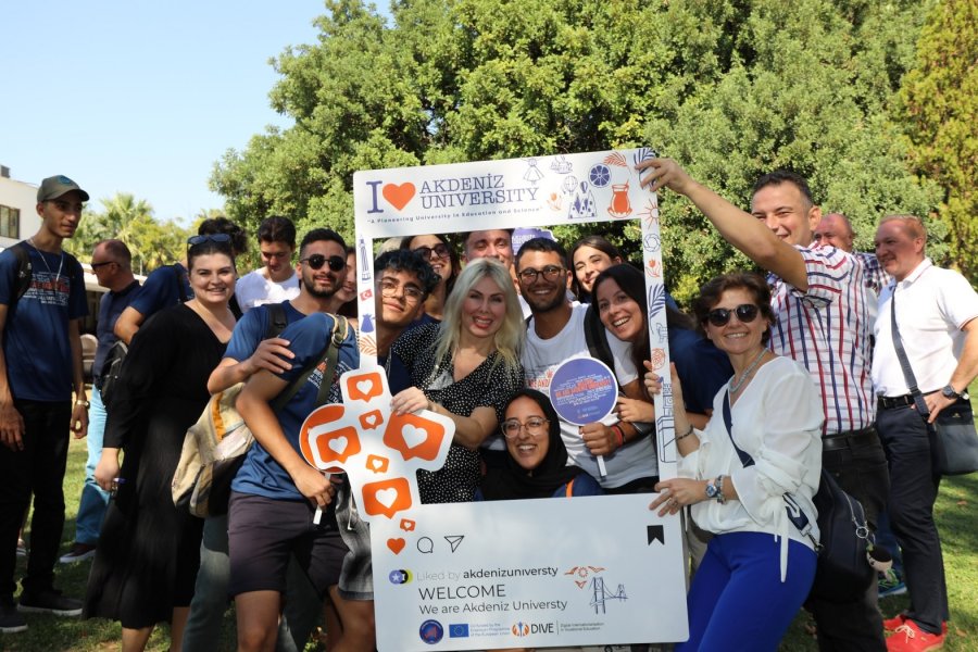 Rektör Prof. Dr. Özlenen Özkan, Yabancı Öğrencilerle Fidan Dikti