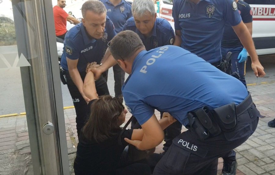 Polisin Elindeki Bıçağı Alıp Sakinleştirdiği Kadın, Çantasından İkinci Bıçağı Çıkardı