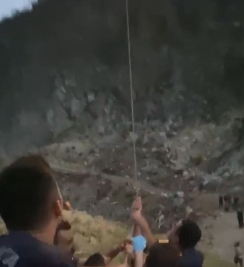 Yamaçta Ayağı Kırılan Vatandaşa Helikopterle Nefes Kesen Kurtarma