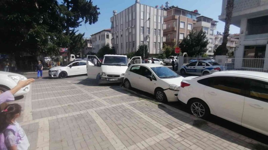 Zincirleme Kazada Yaralanan Sürücü Ambulansta Ağladı