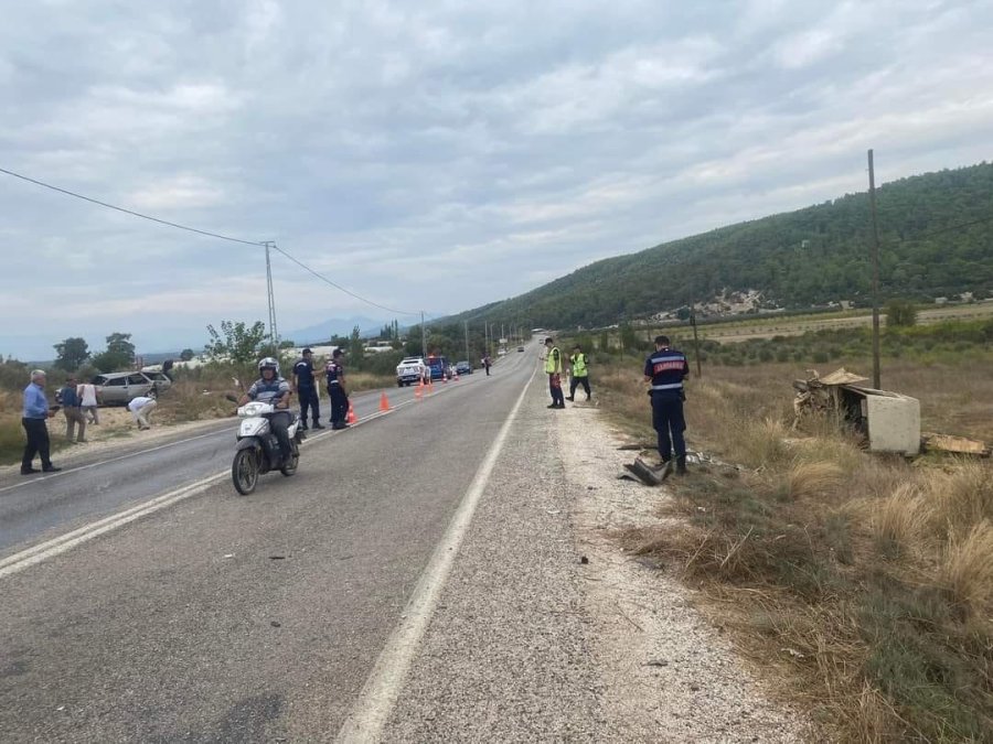 Serik’te Kaza: Anı İstikamete Giden İki Otomobil Çarpıştı, 3 Kişi Yaralandı