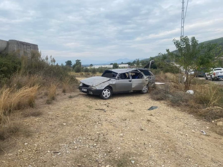 Serik’te Kaza: Anı İstikamete Giden İki Otomobil Çarpıştı, 3 Kişi Yaralandı