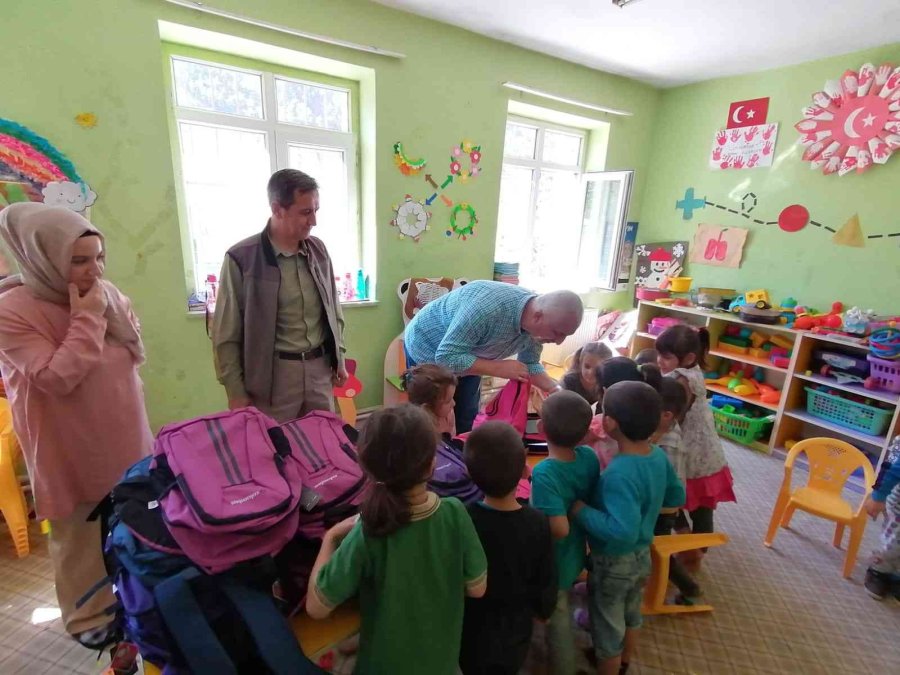 Anaokul Öğrencilerine Kırtasiye Yardımı Dağıtıldı