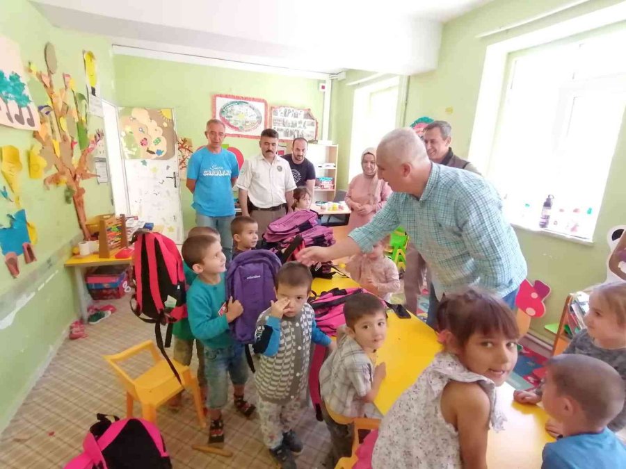 Anaokul Öğrencilerine Kırtasiye Yardımı Dağıtıldı