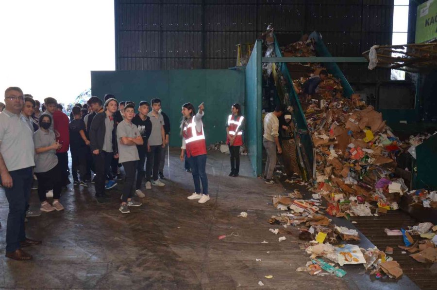 Öğrenciler Geri Dönüşüm Tesisini Gezdi