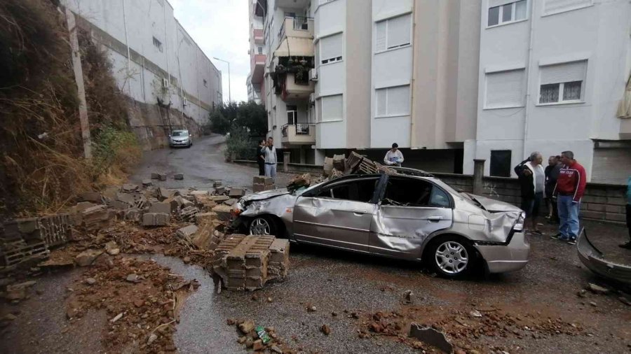 Yağmur Sebebiyle Yıkılan İstinat Duvarı Otomobili Hurdaya Çevirdi