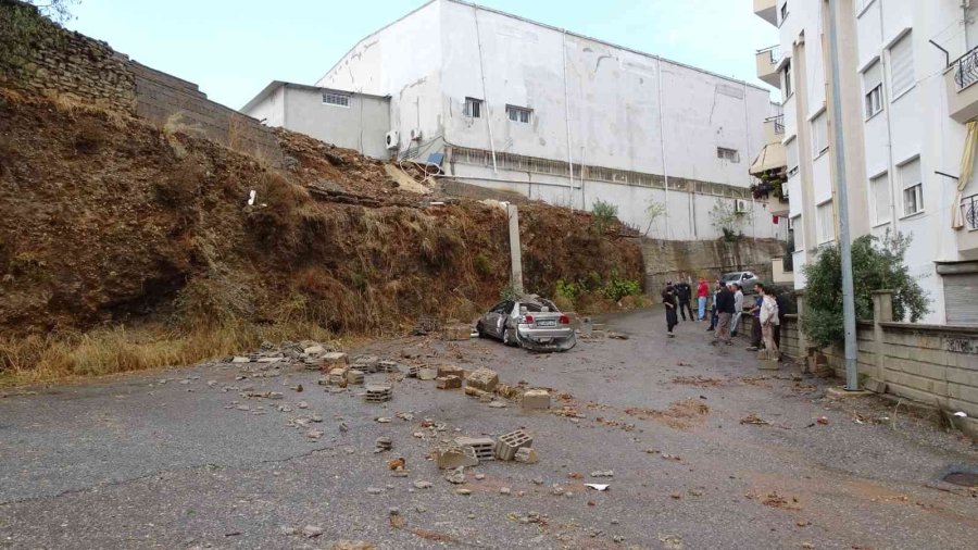 Yağmur Sebebiyle Yıkılan İstinat Duvarı Otomobili Hurdaya Çevirdi