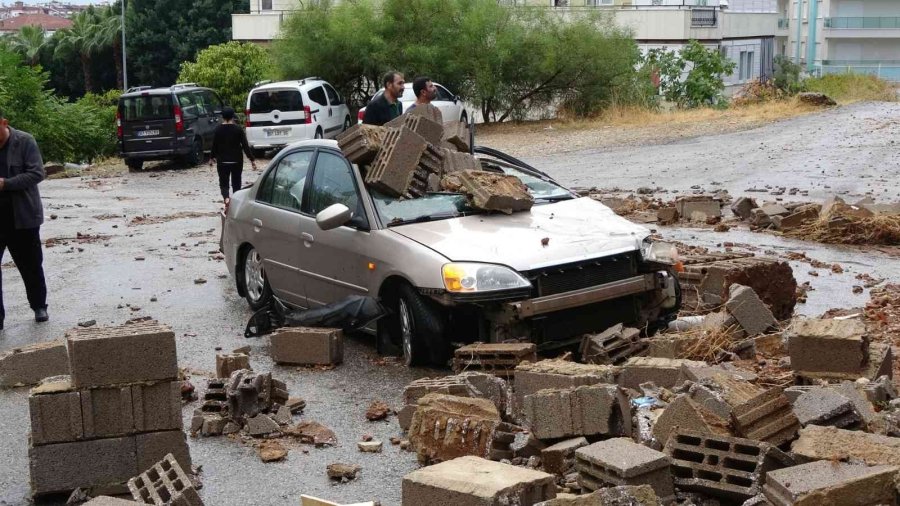 Yağmur Sebebiyle Yıkılan İstinat Duvarı Otomobili Hurdaya Çevirdi