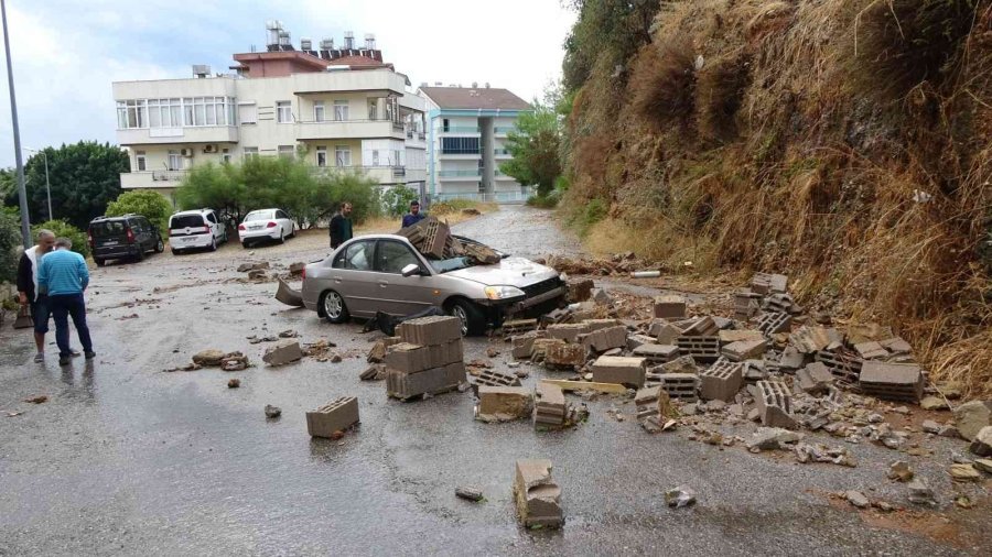 Yağmur Sebebiyle Yıkılan İstinat Duvarı Otomobili Hurdaya Çevirdi
