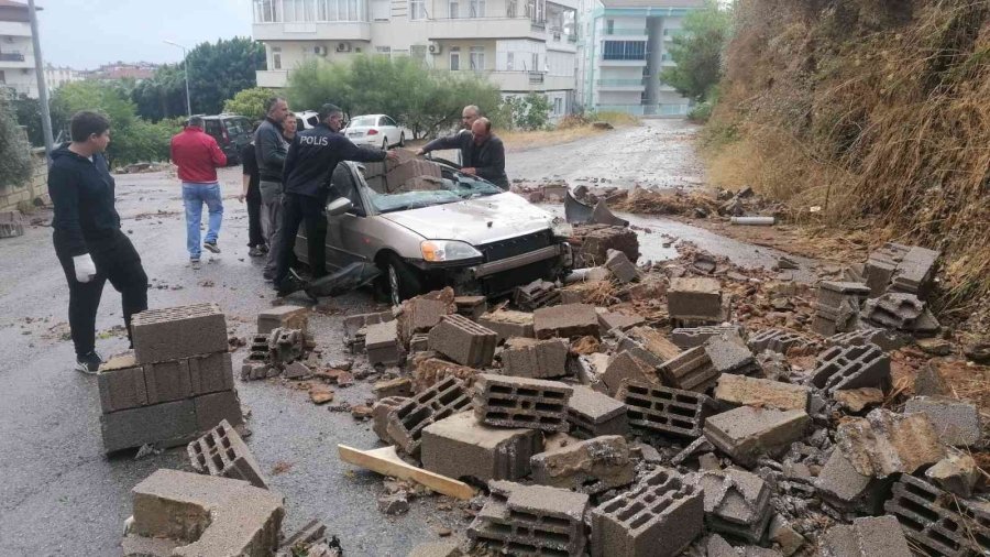 Yağmur Sebebiyle Yıkılan İstinat Duvarı Otomobili Hurdaya Çevirdi