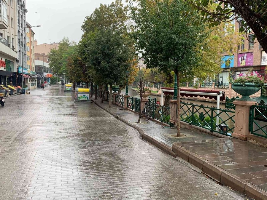 Eskişehirliler Güne Yağmurla Uyandı