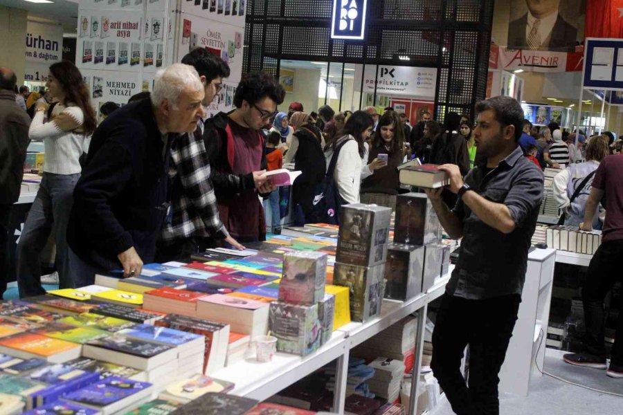 Kitap Fuarı’na Ziyaretçi Akını