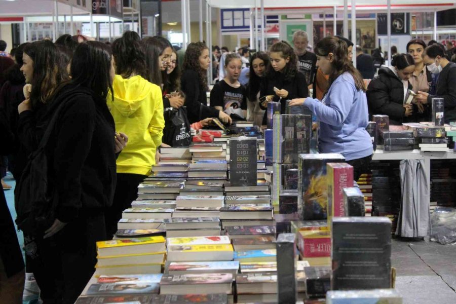 Kitap Fuarı’na Ziyaretçi Akını