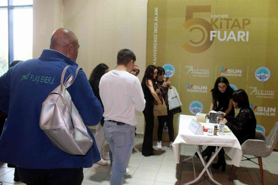Kitap Fuarı’na Ziyaretçi Akını