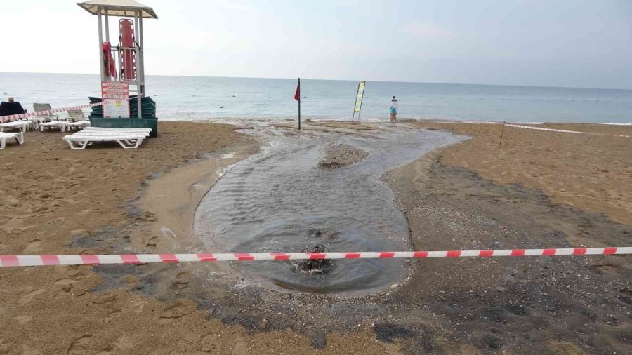 Manavgat’ta Sahilde Patlayan Kanalizasyon Ve Kötü Koku Turistlere Zor Anlar Yaşattı