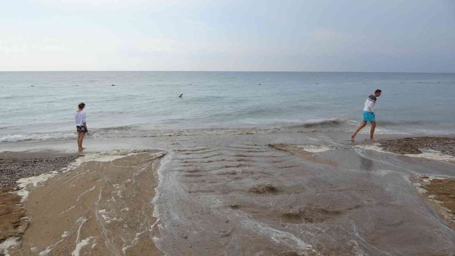 Manavgat’ta Sahilde Patlayan Kanalizasyon Ve Kötü Koku Turistlere Zor Anlar Yaşattı