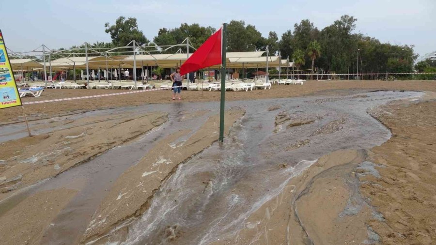 Manavgat’ta Sahilde Patlayan Kanalizasyon Ve Kötü Koku Turistlere Zor Anlar Yaşattı