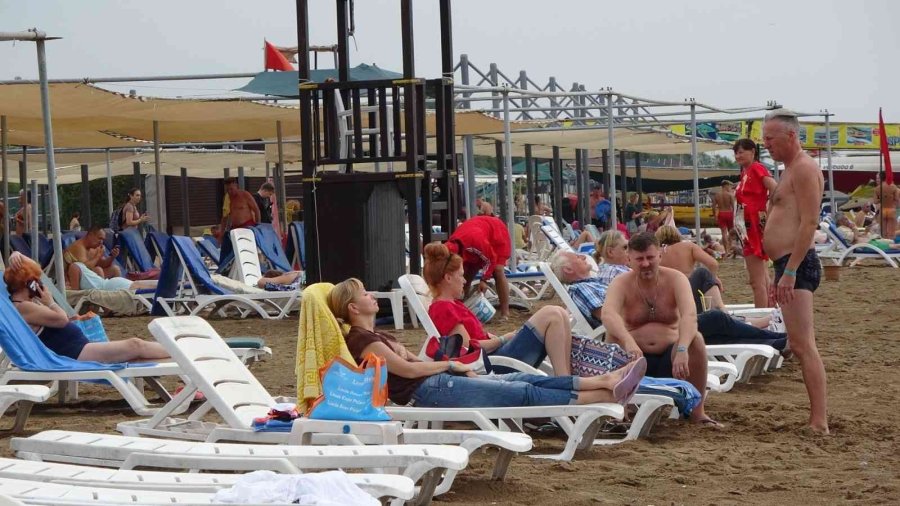 Manavgat’ta Sahilde Patlayan Kanalizasyon Ve Kötü Koku Turistlere Zor Anlar Yaşattı