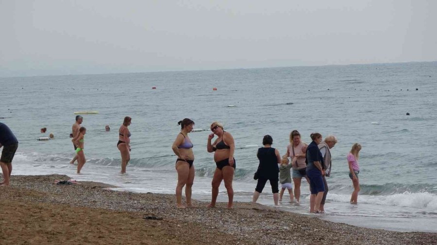 Manavgat’ta Sahilde Patlayan Kanalizasyon Ve Kötü Koku Turistlere Zor Anlar Yaşattı