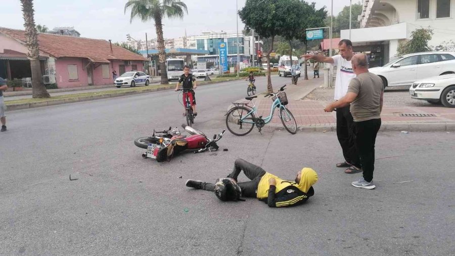 Plakası Bantla Kapatılmış Motosikletiyle Otomobile Çarpan Sürücü Yaralandı