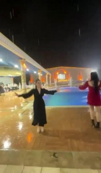 Şiddetli Yağmurun Altında Erik Dalı Oynayıp Horon Teptiler