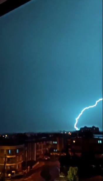 Şiddetli Yağmurun Altında Erik Dalı Oynayıp Horon Teptiler