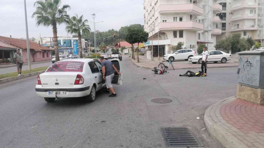 Plakası Bantla Kapatılmış Motosikletiyle Otomobile Çarpan Sürücü Yaralandı