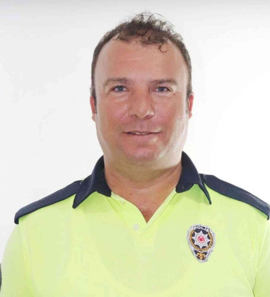 Ayvalık’ta Beyin Kanaması Nedeniyle Hayatını Kaybeden Polis Memuru Memleketinde Toprağa Verildi