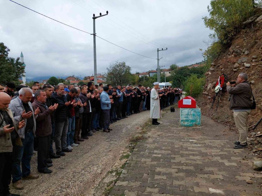 Ayvalık’ta Beyin Kanaması Nedeniyle Hayatını Kaybeden Polis Memuru Memleketinde Toprağa Verildi