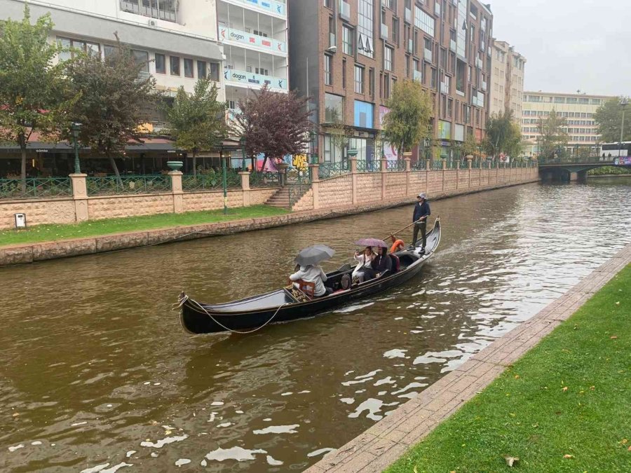 Yağışlı Hava Turistlerin Gondol Sefasına Engel Olamadı