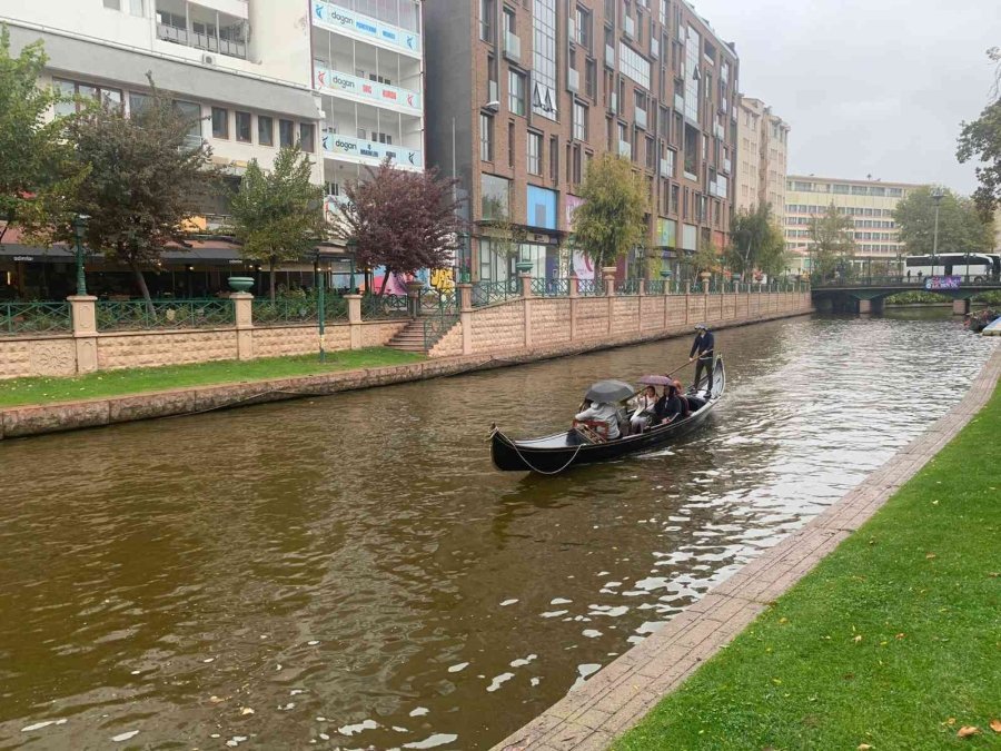 Yağışlı Hava Turistlerin Gondol Sefasına Engel Olamadı