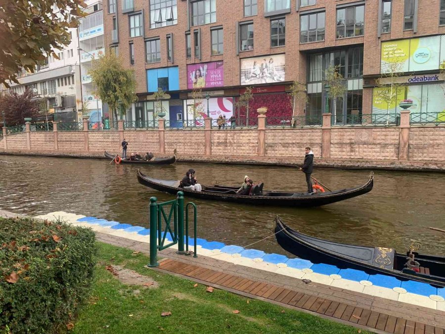 Yağışlı Hava Turistlerin Gondol Sefasına Engel Olamadı