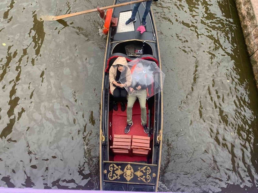 Yağışlı Hava Turistlerin Gondol Sefasına Engel Olamadı