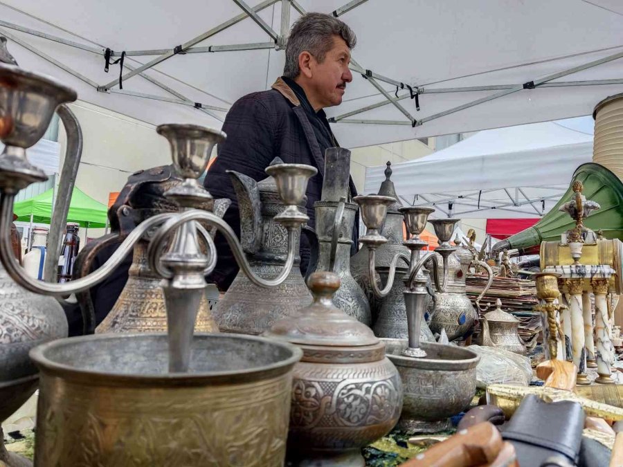 ‘göçebe Antikacılara’ Şehir, Pazar Fark Etmiyor