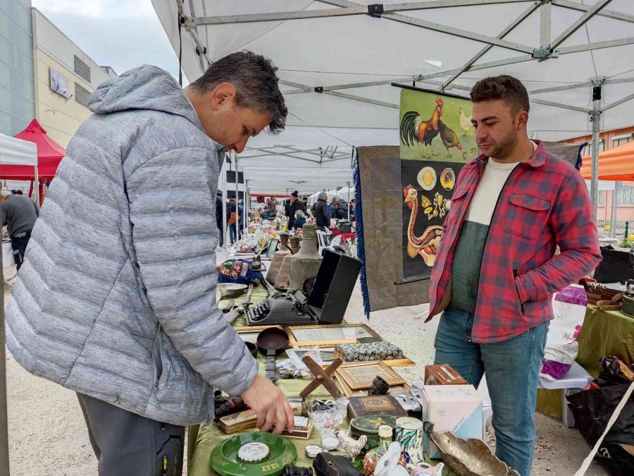 ‘göçebe Antikacılara’ Şehir, Pazar Fark Etmiyor