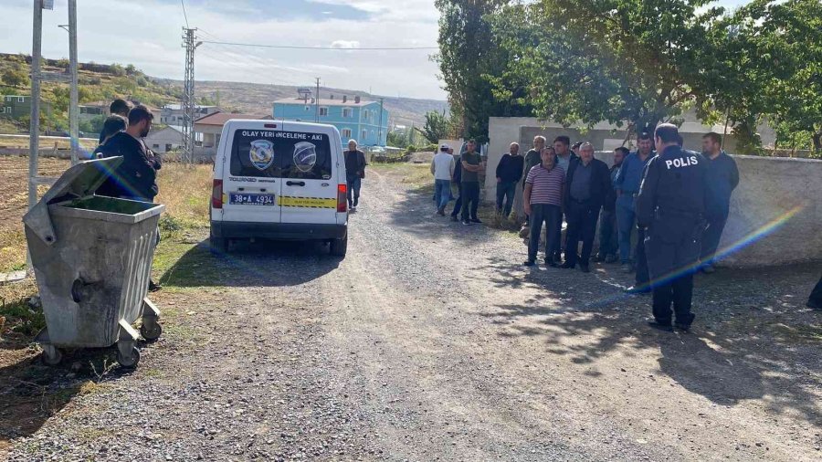 Ceviz Ağacından Düşen Şahıs Hayatını Kaybetti