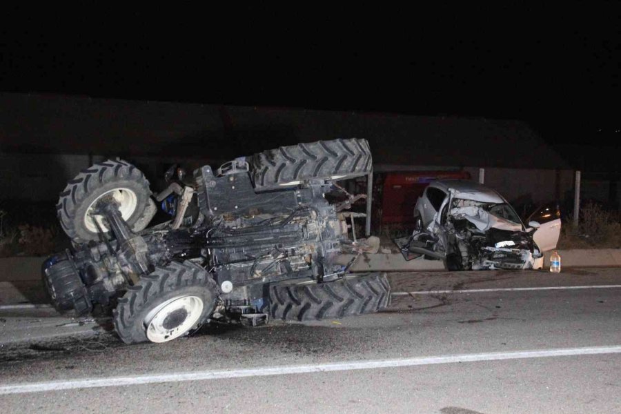 Otomobil Traktör Römorkuna Arkadan Çarptı: 4 Yaralı