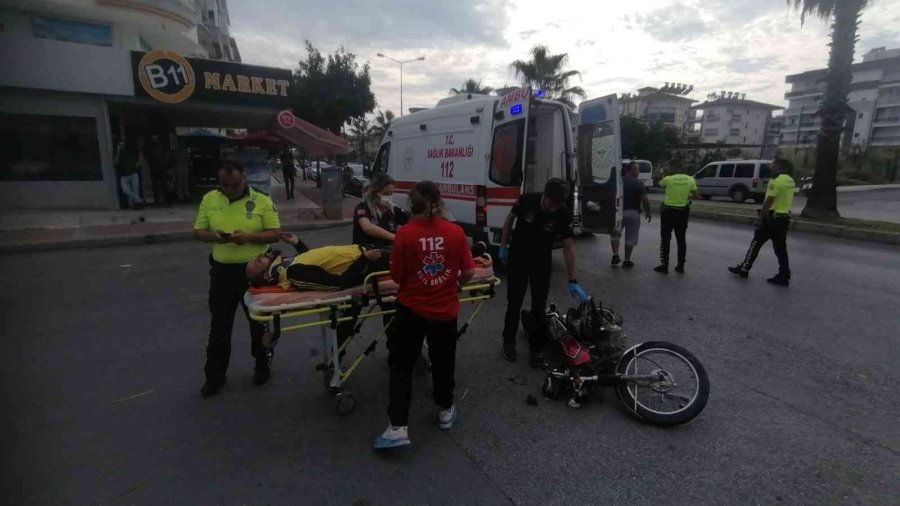 Plakası Bantla Kapatılmış Motosikletiyle Otomobile Çarpan Sürücü Yaralandı