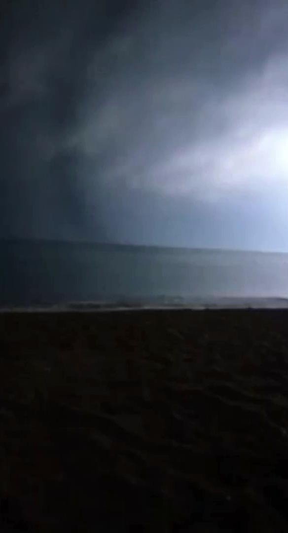 Şiddetli Yağmurun Altında Erik Dalı Oynayıp Horon Teptiler