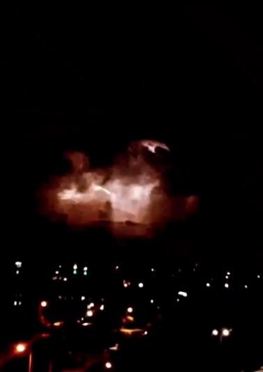 Şiddetli Yağmurun Altında Erik Dalı Oynayıp Horon Teptiler