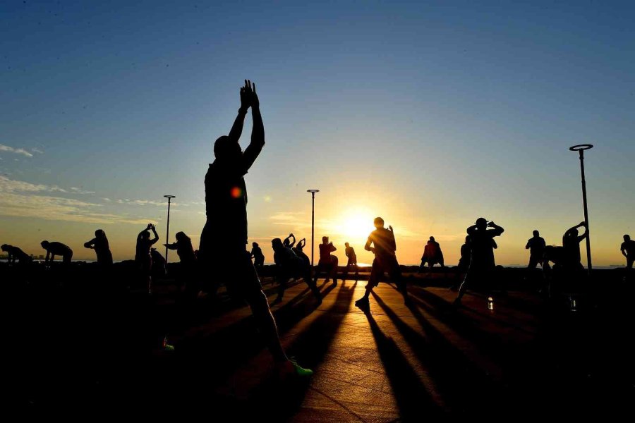Mersin’de Vatandaşlar Güneşin Doğuşunu Sporla Karşılıyor