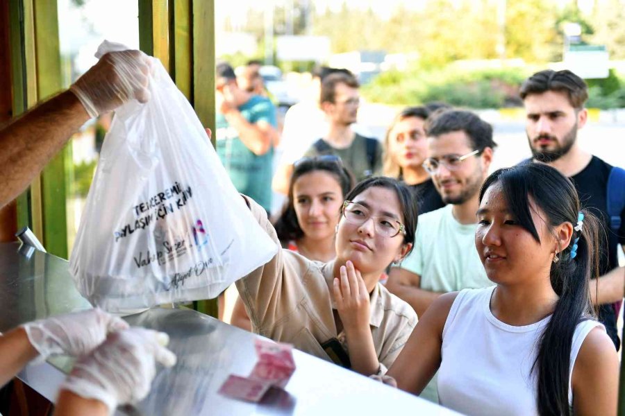Mersin’de Üniversite Öğrencilerine Yemek Desteği