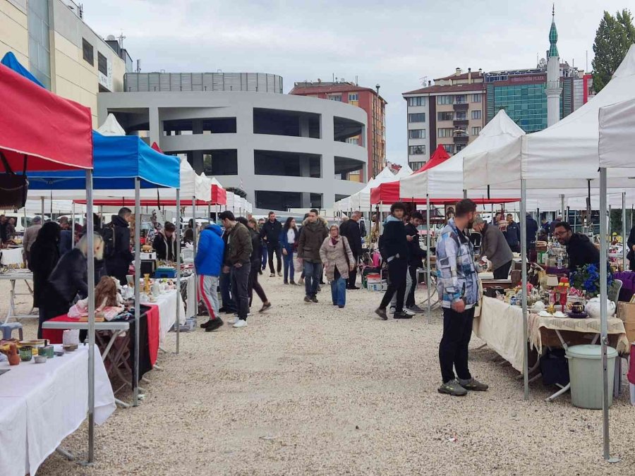‘göçebe Antikacılara’ Şehir, Pazar Fark Etmiyor